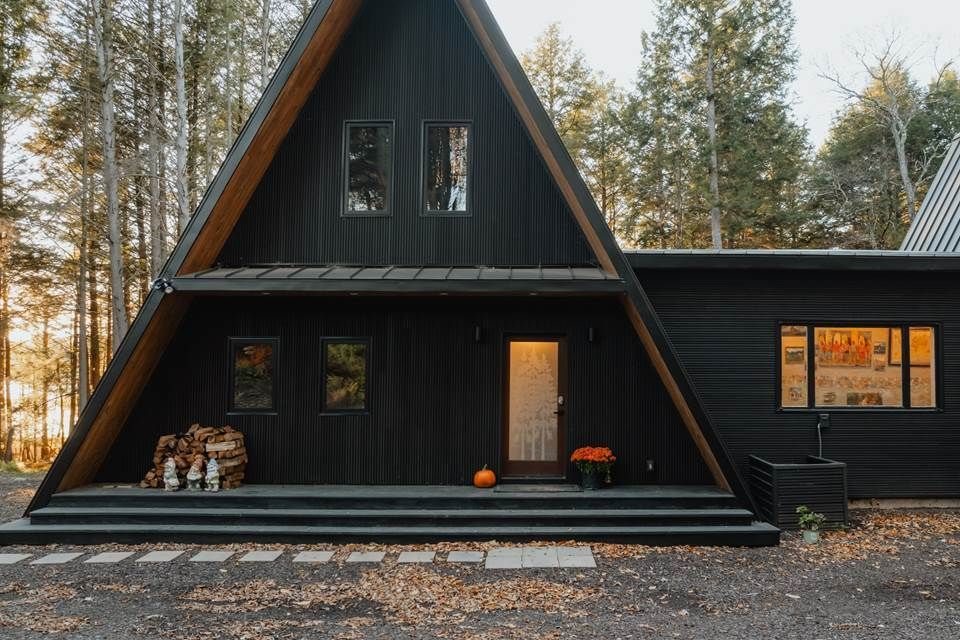 Maison en A habillée de bardage Evodek Black posé à la verticale